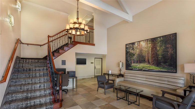 <b>Best Western Town & Country Lodge Lobby</b>. Images powered by <a href="https://iceportal.shijigroup.com/" title="IcePortal" target="_blank">IcePortal</a>.