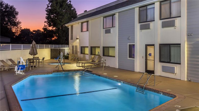 <b>Best Western Town & Country Lodge Pool</b>. Images powered by <a href="https://iceportal.shijigroup.com/" title="IcePortal" target="_blank">IcePortal</a>.