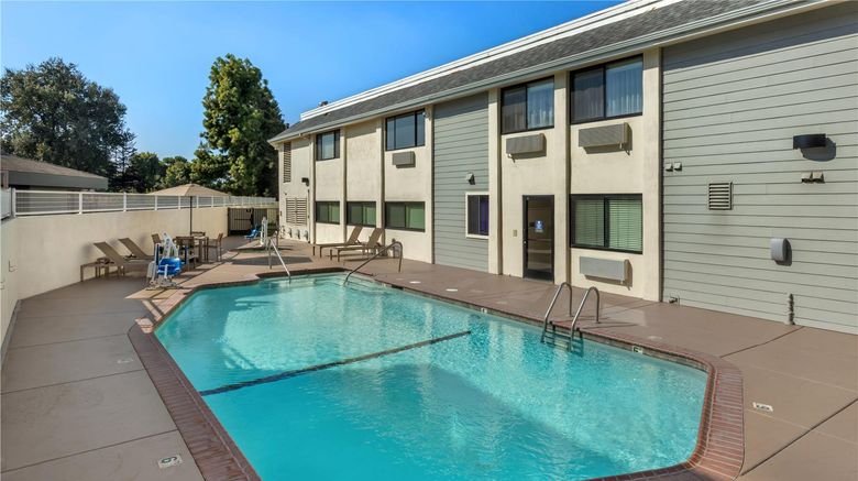 <b>Best Western Town & Country Lodge Pool</b>. Images powered by <a href="https://iceportal.shijigroup.com/" title="IcePortal" target="_blank">IcePortal</a>.