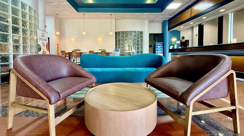 <b>Best Western Plus Suites Hotel Lobby</b>. Images powered by <a href="https://iceportal.shijigroup.com/" title="IcePortal" target="_blank">IcePortal</a>.