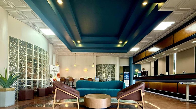 <b>Best Western Plus Suites Hotel Lobby</b>. Images powered by <a href="https://iceportal.shijigroup.com/" title="IcePortal" target="_blank">IcePortal</a>.
