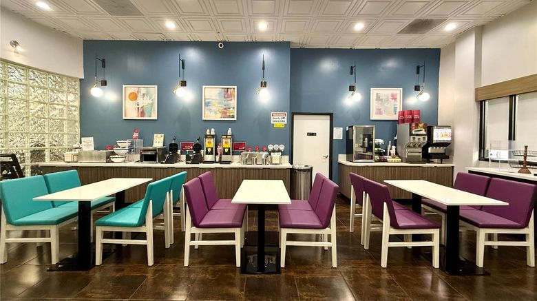 <b>Best Western Plus Suites Hotel Restaurant</b>. Images powered by <a href="https://iceportal.shijigroup.com/" title="IcePortal" target="_blank">IcePortal</a>.
