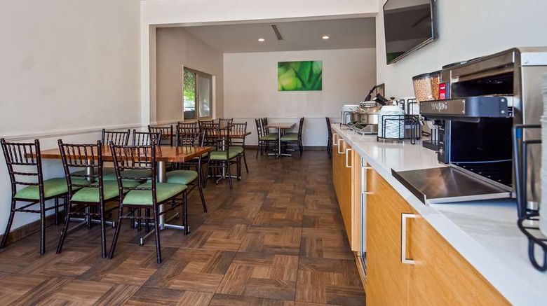 <b>Best Western Plus Glendale Restaurant</b>. Images powered by <a href="https://iceportal.shijigroup.com/" title="IcePortal" target="_blank">IcePortal</a>.