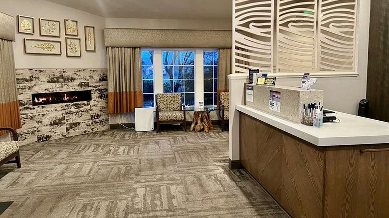 <b>Best Western Country Inn Lobby</b>. Images powered by <a href="https://iceportal.shijigroup.com/" title="IcePortal" target="_blank">IcePortal</a>.