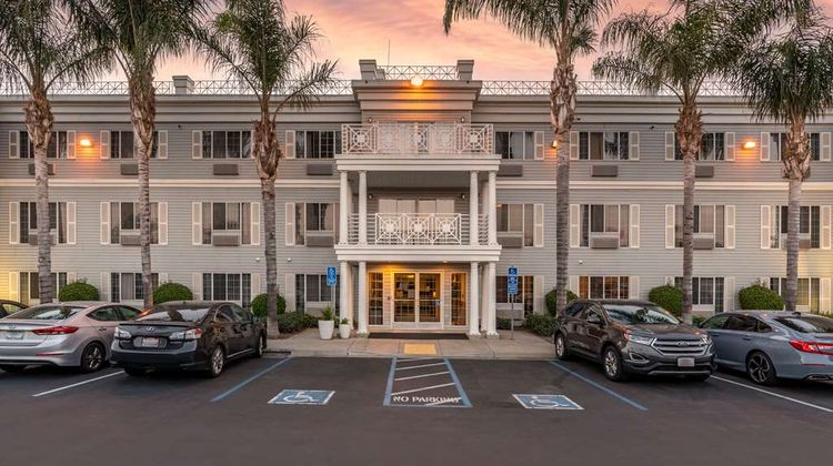 Best Western Luxury Inn Exterior