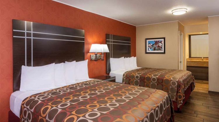 Best Western Plus Raffles Inn & Suites Room