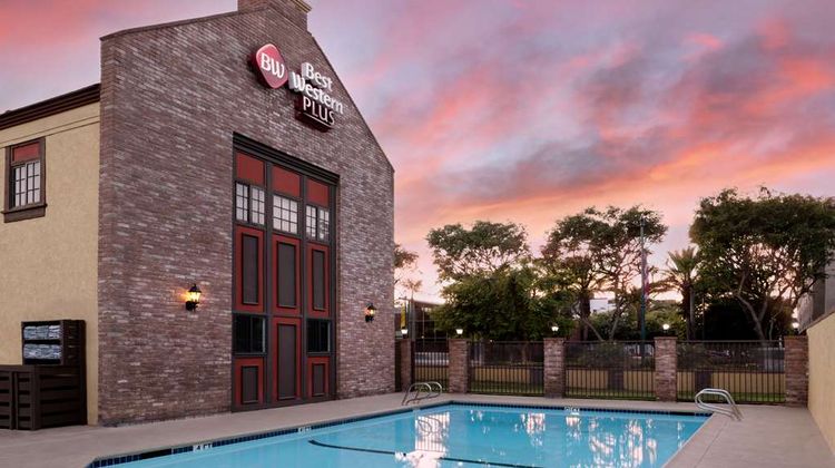 Best Western Plus Raffles Inn & Suites Pool