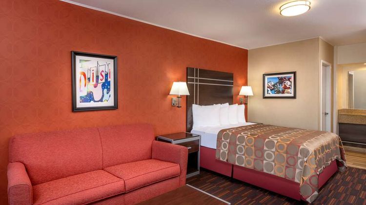 Best Western Plus Raffles Inn & Suites Room