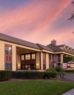 Best Western Plus Raffles Inn & Suites