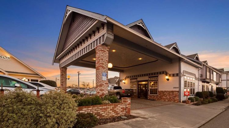 Best Western Plus Bayshore Inn Exterior