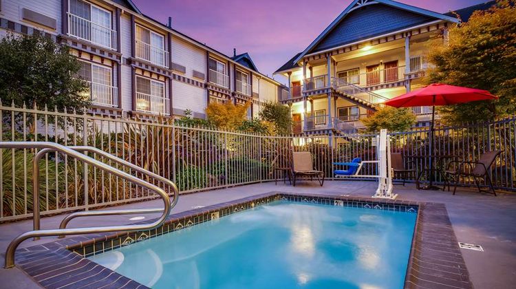 Best Western Plus Bayshore Inn Pool