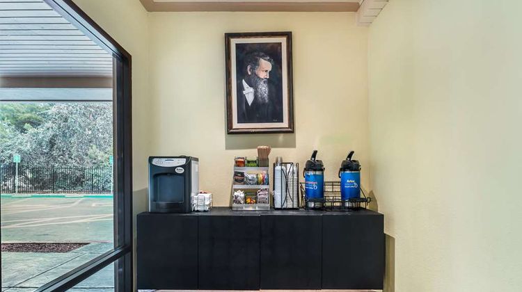 Best Western John Muir Inn Lobby
