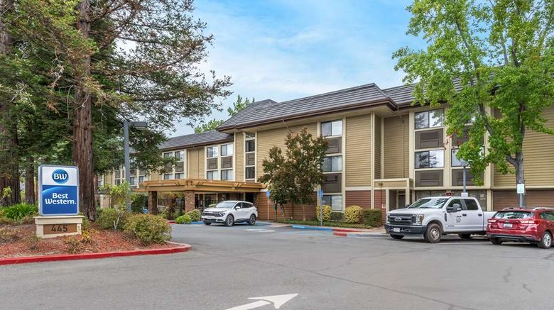 Best Western John Muir Inn Exterior. Images powered by <a href="https://iceportal.shijigroup.com" target="_blank" rel="noopener">Ice Portal</a>.