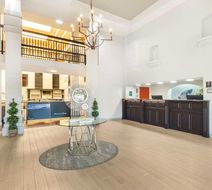 Best Western Plus Villa Del Lago Inn Lobby