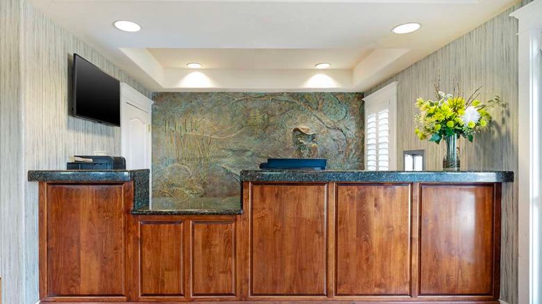 <b>Best Western Cedar Inn & Suites Lobby</b>. Images powered by <a href="https://iceportal.shijigroup.com/" title="IcePortal" target="_blank">IcePortal</a>.