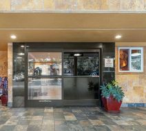 Best Western Plus Airport Plaza Exterior