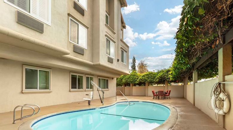 <b>Best Western Plus Airport Plaza Pool</b>. Images powered by <a href="https://iceportal.shijigroup.com/" title="IcePortal" target="_blank">IcePortal</a>.