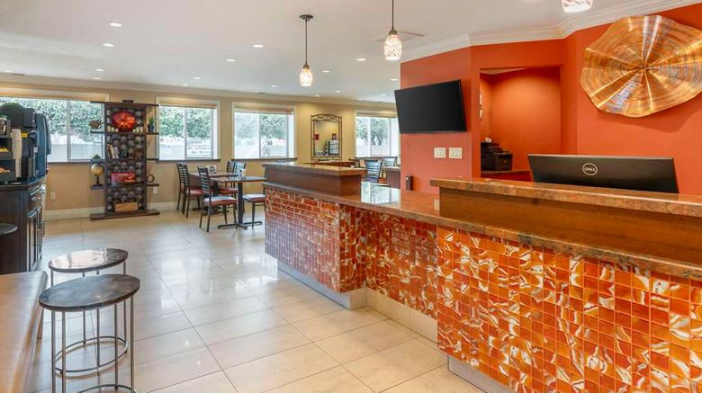 <b>Best Western Plus Airport Plaza Lobby</b>. Images powered by <a href="https://iceportal.shijigroup.com/" title="IcePortal" target="_blank">IcePortal</a>.