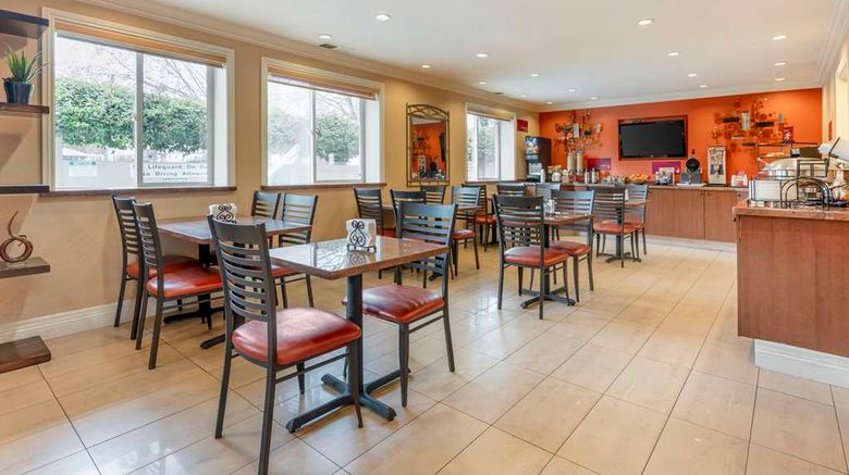 <b>Best Western Plus Airport Plaza Restaurant</b>. Images powered by <a href="https://iceportal.shijigroup.com/" title="IcePortal" target="_blank">IcePortal</a>.