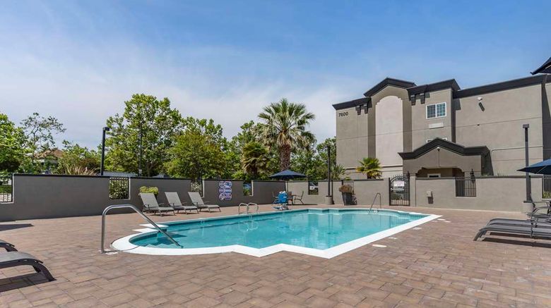 <b>Best Western Plus Vineyard Inn Pool</b>. Images powered by <a href="https://iceportal.shijigroup.com/" title="IcePortal" target="_blank">IcePortal</a>.