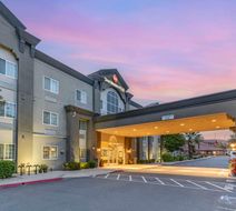 Best Western Plus Vineyard Inn Exterior