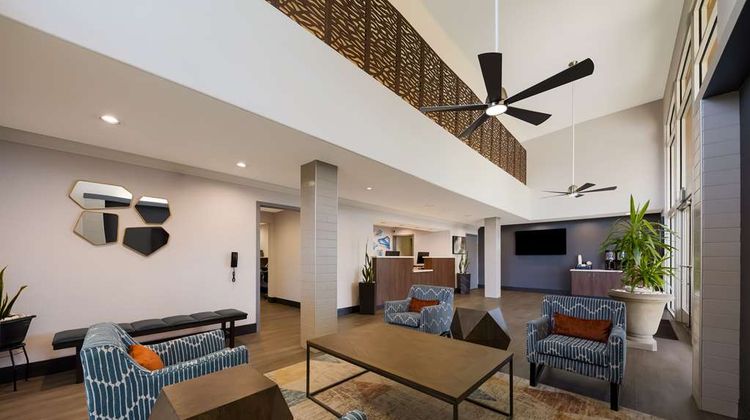 Best Western Inn & Suites Lemoore Lobby