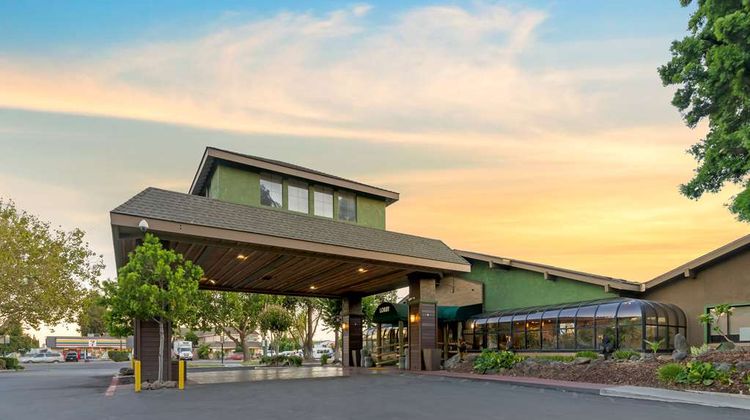Best Western Plus Forest Park Inn Exterior