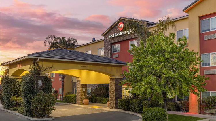 Best Western Plus Wasco Inn & Suites Exterior