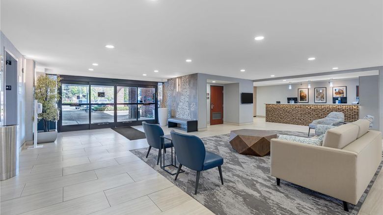 <b>Best Western Plus Fresno Airport Hotel Lobby</b>. Images powered by <a href="https://iceportal.shijigroup.com/" title="IcePortal" target="_blank">IcePortal</a>.