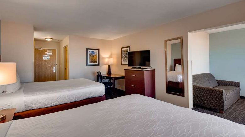 <b>Best Western Plus Gateway Inn & Suites Suite</b>. Images powered by <a href="https://iceportal.shijigroup.com/" title="IcePortal" target="_blank">IcePortal</a>.