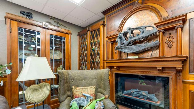 <b>Best Western Denver Southwest Lobby</b>. Images powered by <a href="https://iceportal.shijigroup.com/" title="IcePortal" target="_blank">IcePortal</a>.