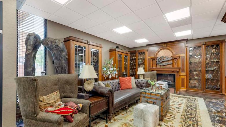 <b>Best Western Denver Southwest Lobby</b>. Images powered by <a href="https://iceportal.shijigroup.com/" title="IcePortal" target="_blank">IcePortal</a>.