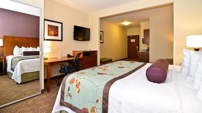 <b>Best Western Plus Carousel Inn & Suites Suite</b>. Images powered by <a href="https://iceportal.shijigroup.com/" title="IcePortal" target="_blank">IcePortal</a>.