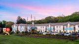 Best Western Plus New England Inn & Stes Exterior