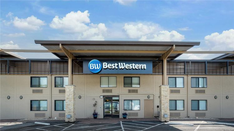 Best Western Crossroads Inn Exterior
