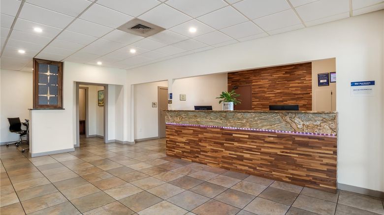 <b>Best Western Crossroads Inn Lobby</b>. Images powered by <a href="https://iceportal.shijigroup.com/" title="IcePortal" target="_blank">IcePortal</a>.