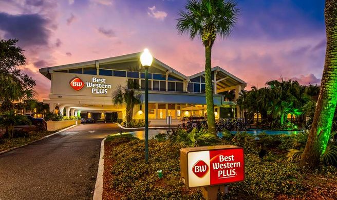 Best Western Plus Yacht Harbor Inn Exterior