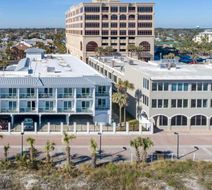 Holiday Inn Express Hotel & Suites Exterior