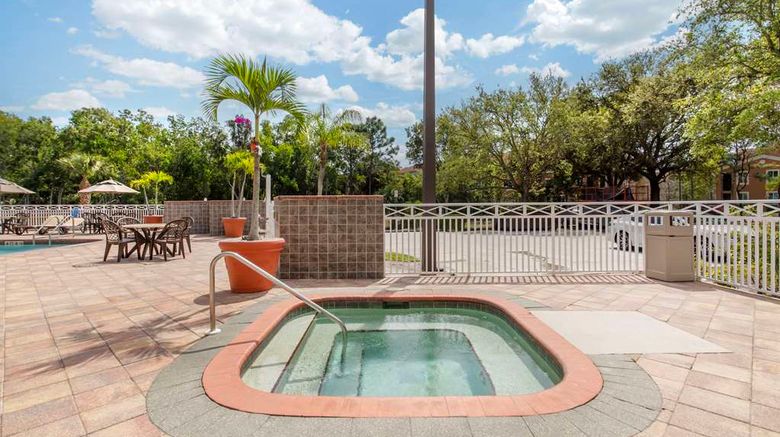 <b>Best Western Naples Plaza Hotel Pool</b>. Images powered by <a href="https://iceportal.shijigroup.com/" title="IcePortal" target="_blank">IcePortal</a>.