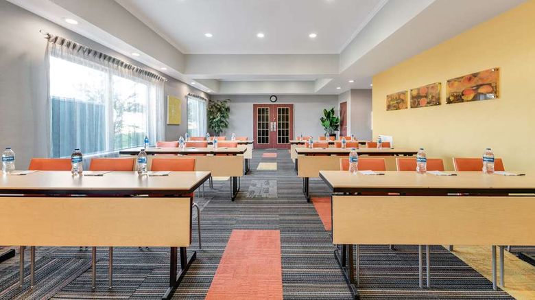 <b>Best Western Auburndale Inn & Suites Meeting</b>. Images powered by <a href="https://iceportal.shijigroup.com/" title="IcePortal" target="_blank">IcePortal</a>.