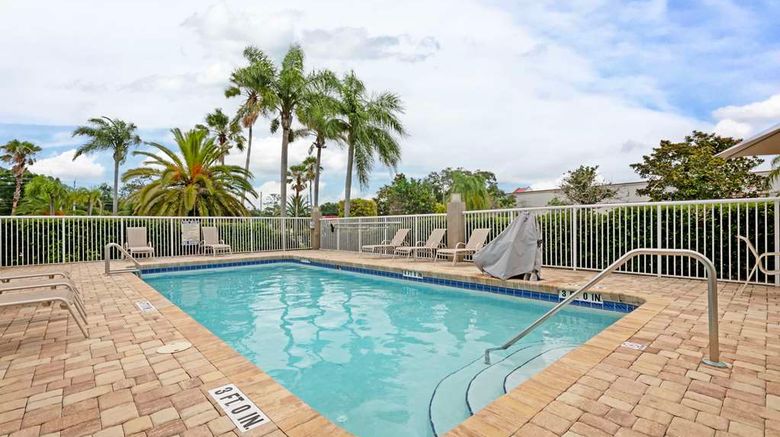 <b>Best Western Edgewater Inn Pool</b>. Images powered by <a href="https://iceportal.shijigroup.com/" title="IcePortal" target="_blank">IcePortal</a>.