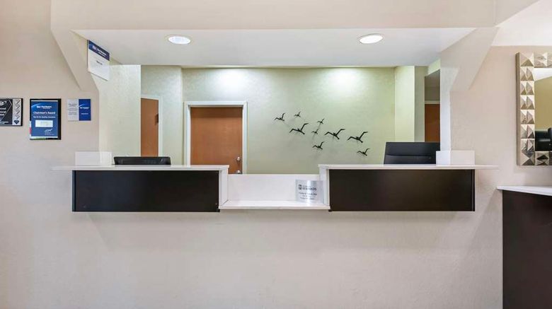 <b>Best Western Edgewater Inn Lobby</b>. Images powered by <a href="https://iceportal.shijigroup.com/" title="IcePortal" target="_blank">IcePortal</a>.