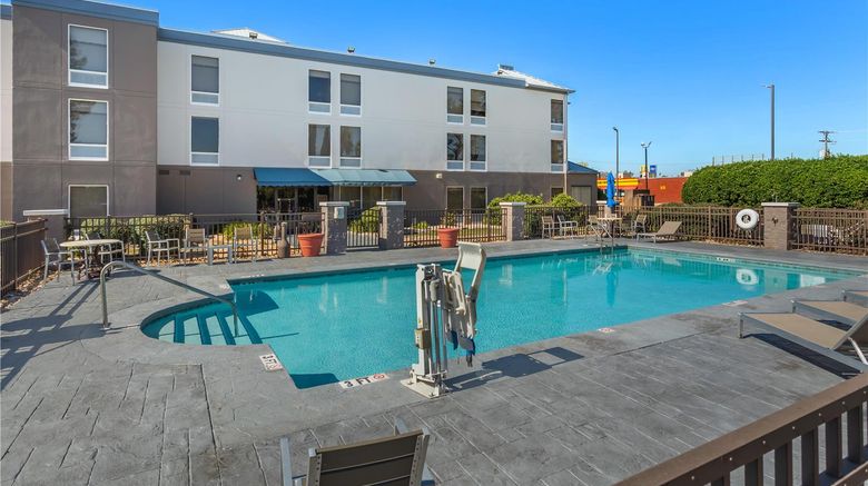 <b>Best Western Plus Madison Inn Pool</b>. Images powered by <a href="https://iceportal.shijigroup.com/" title="IcePortal" target="_blank">IcePortal</a>.