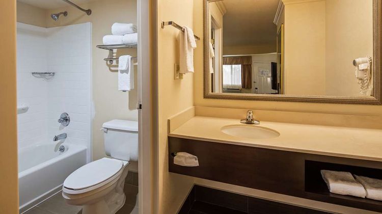 Best Western Inn & Suites Room