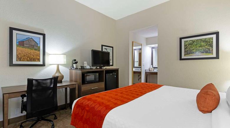 <b>Best Western Colonial Inn Room</b>. Images powered by <a href="https://iceportal.shijigroup.com/" title="IcePortal" target="_blank">IcePortal</a>.