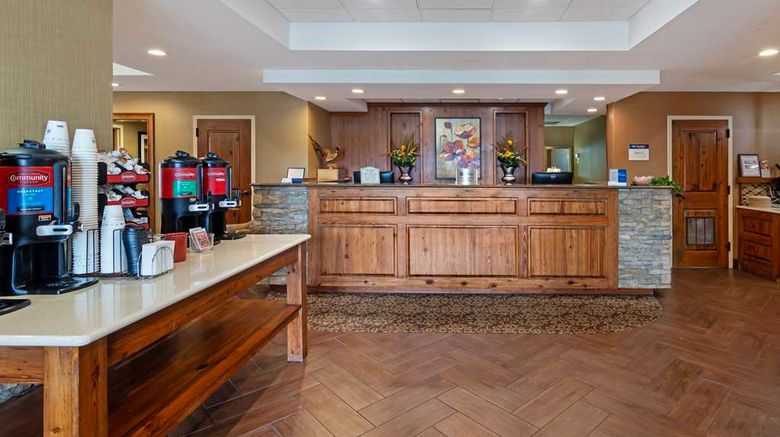 <b>Best Western Colonial Inn Lobby</b>. Images powered by <a href="https://iceportal.shijigroup.com/" title="IcePortal" target="_blank">IcePortal</a>.