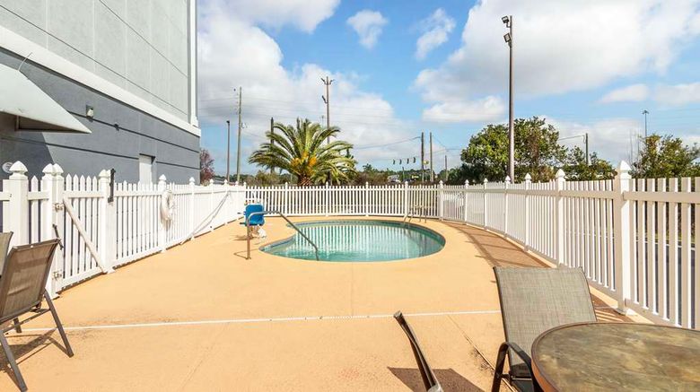 <b>Best Western Plus Brunswick Inn & Suites Pool</b>. Images powered by <a href="https://iceportal.shijigroup.com/" title="IcePortal" target="_blank">IcePortal</a>.