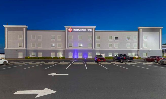 Best Western Plus Brunswick Inn & Suites Exterior