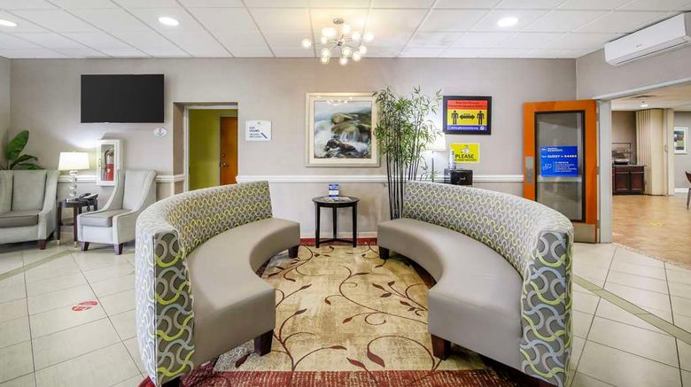<b>Best Western Plus Brunswick Inn & Suites Lobby</b>. Images powered by <a href="https://iceportal.shijigroup.com/" title="IcePortal" target="_blank">IcePortal</a>.