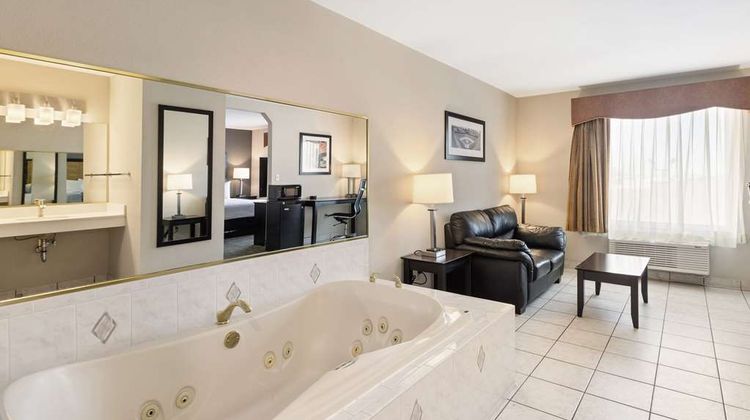 Best Western Inn & Suites Midway Airport Suite